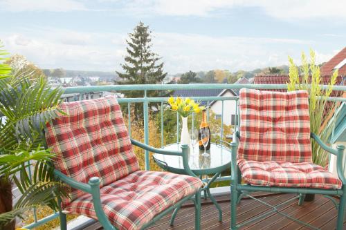 Zempin Apartment | Ferienwohnung Tine mit Balkon, Fahrrädern und Strandkorb im Sommer