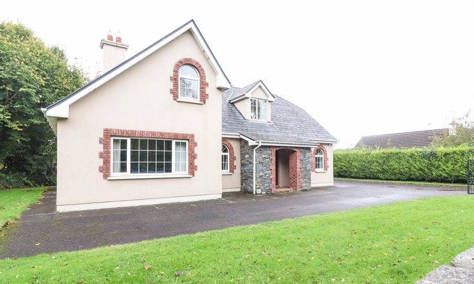 Killarney Cottage | FERNWOOD, pet friendly, with open fire in Killarney, County Kerry