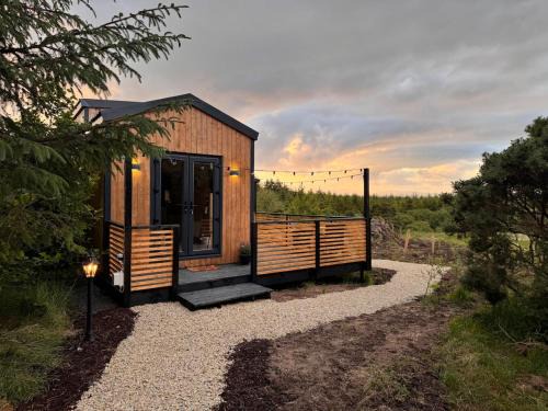 Fivemilebourne Apartment | Fiadh Rua Cabin - with Private Outdoor Hottub Pet Friendly