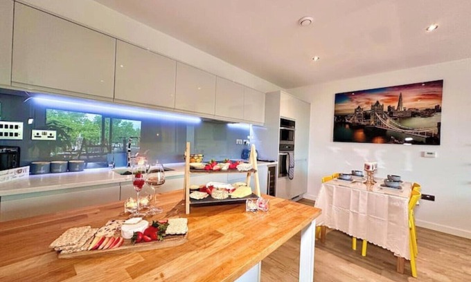 Camden Town with Primrose Hill Apartment | FINDMYSAFE SPACE - Urban Escapes