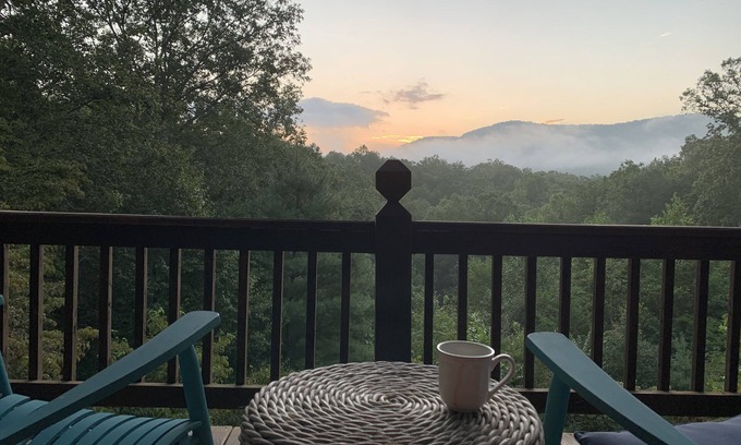 Mineral Bluff Cabin | Firepit, Hot Tub, Pinball, Air Hockey & More Games, 3 King Beds & Paved Roads