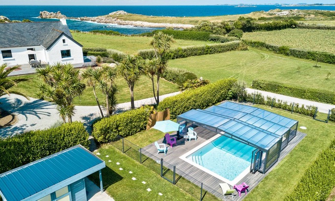 Cleder House | FISHERMAN'S HOUSE - Panoramic view 50m from the sea - wifi access - Heated swimming pool