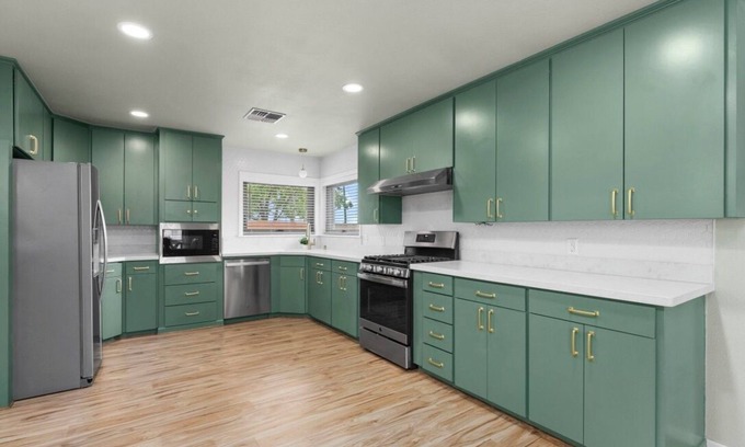 Brenham House | Fit for a Queenn