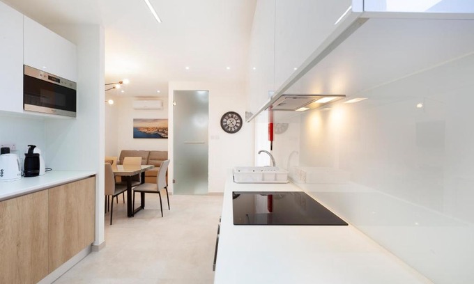 Floriana Apartment | FL56 - New 3storey House - private entrance & roof
