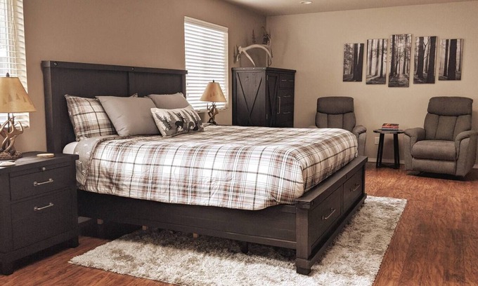 Mountainaire House | Flagstaff getaway! Dog Friendly, No Fee - Hot Tub - Fire Pit - Central A/C