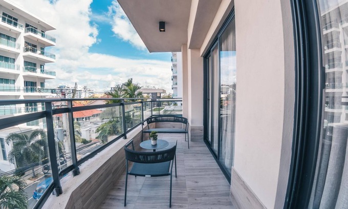 Downtown Santo Domingo Apartment | Flat in Piantini With Breakfast Included 302