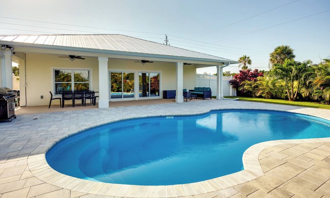 Jensen Beach House | Florida Gem: Saltwater Pool By Beaches & Kayaking!