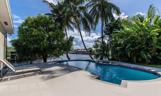North Central Hollywood House | Florida Oasis - Lovely Waterfront canal home with swimming pool and jacuzzi