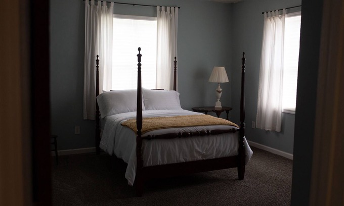 Fondren House | Fondren Cottage - close to restaurants, hospitals. Cozy & comfy!