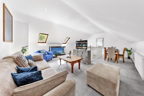 Chingford Apartment | Forest and City Escape Apartment Sleeps 6