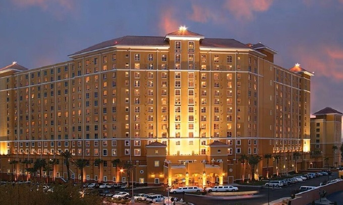 Las Vegas Resort | Formula 1 Racing Week Las Vegas 2024 at Wyndham Grand Desert 2BR Deluxe