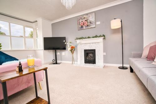 Milton Keynes House | Four bed detached, off-street parking in Monkston