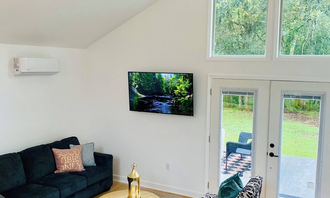 Franklin Cottage | Franklin Wellness Retreat · Cathedral Windows, Patio, Spa Soaking Tub & Fire Pit