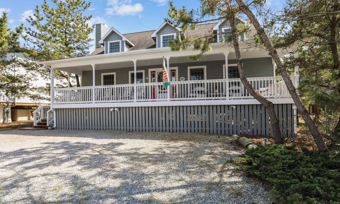 South Bethany House | FREE ACTIVITIES!!! Super location just steps from the beautiful beaches of South Bethany with all the cottage charm imaginable featuring hardwood floors, 4 bedrooms, 3.5 baths