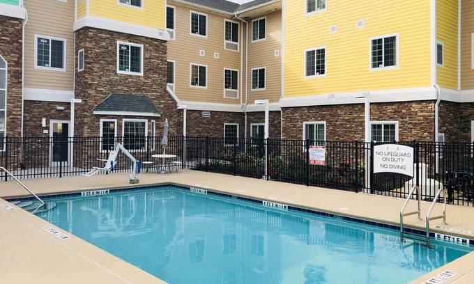 Lakeland Condo | Free Breakfast. Outdoor Pool. Gym. Only 15 Min to Downtown Lakeland.