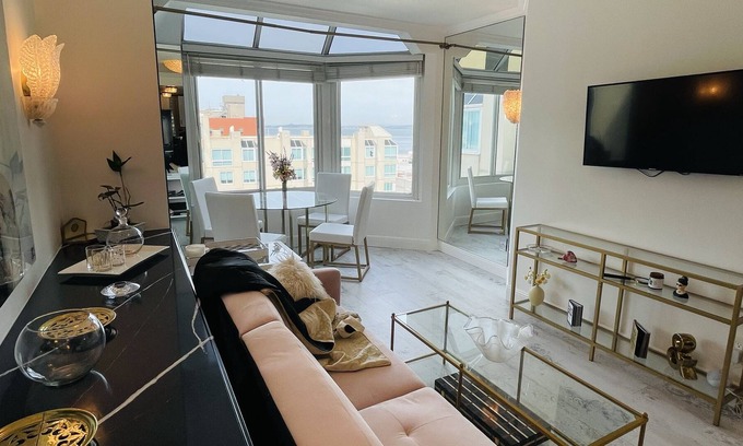 Telegraph Hill Apartment | French Style /Bay View Penthouse, Security, Gym, Parking