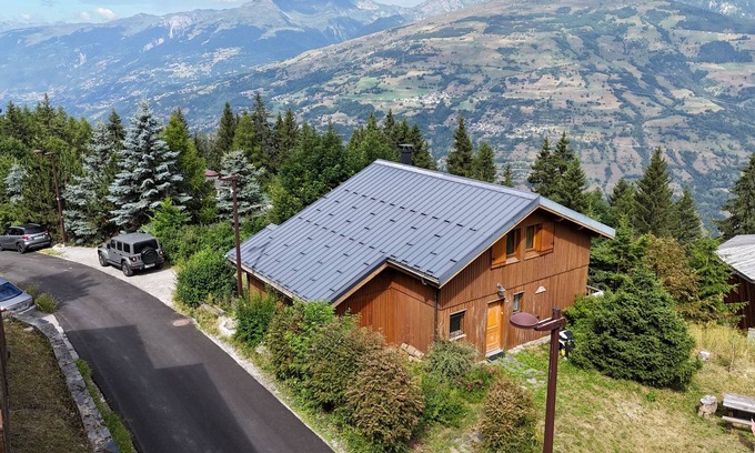 Arc-1800 Ski Chalet | Friendly 100m2 chalet for 8 people located 1km from the center of Les Arcs 1800.