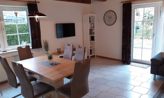 Wangerland House | Friesenkölsch, holiday home, large south garden, Hooksiel, North Sea