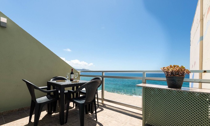 Las Palmas de Gran Canaria Ski Chalet | Front line with nice terrace By CanariasGetaway