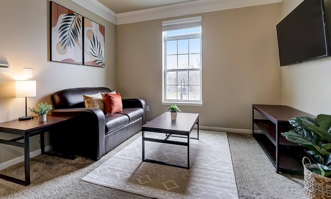 Roseland Apartment | Frontdesk | 1 BR Near Notre Dame