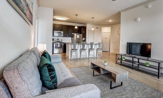 Golden Glades - The Woods Apartment | Frontdesk | 2 BR 10 minutes from the beach