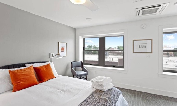 Hanover Place Apartment | Frontdesk | Studio Apt near Crossroad Art District