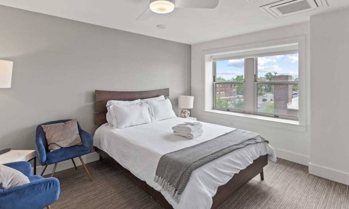 Hanover Place Apartment | Frontdesk | Sunny Studio Apt near Gillham Park