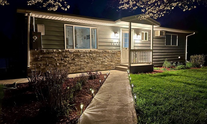 Walla Walla House | Fully Fenced Backyard, Fire Pit, BBQ, Sunset Views, Family & Pet Friendly! Fenced Back Yard