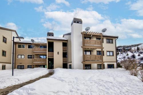 Avon House | Fully Remodeled Condo Close to Lifts and Bus Stops
