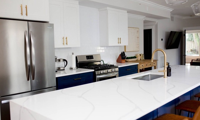 Sailboat Bend Apartment | Fully renovated - 12ft island - 1.2G Wifi
