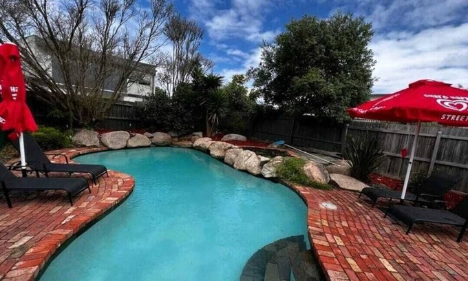 Torquay House | Fun Filled Renovated 80's Gem, 400m From the Beach!