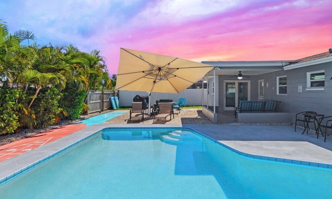 Walsingham House | FUN Pool Shuffleboard GameRoom Beach 12min Slps10