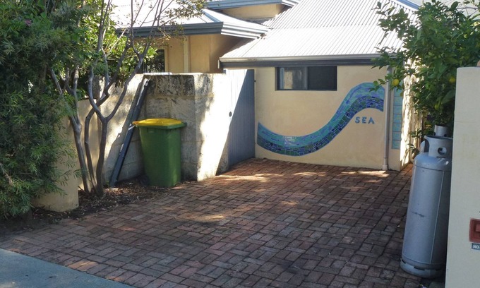 South Fremantle Apartment | Funky large one bed apartment with balcony and great outdoor dinning