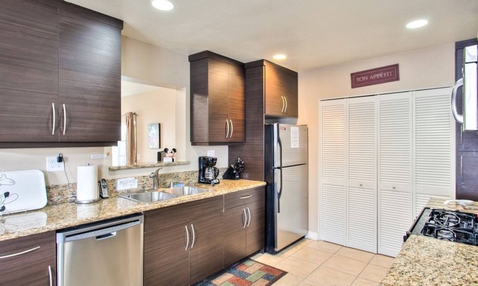 Hermosa Village House | Funtierland +Atlantis+ Walk to Disney + Pet Friendly + Private Pool and Wifi!