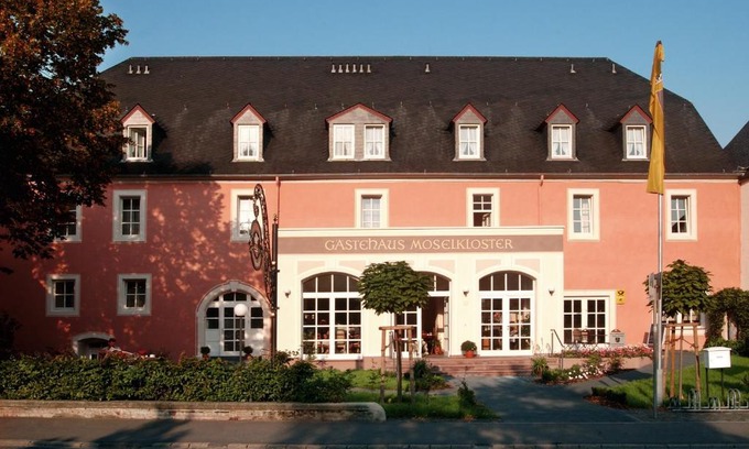Trittenheim Hotel | Gästehaus Moselkloster