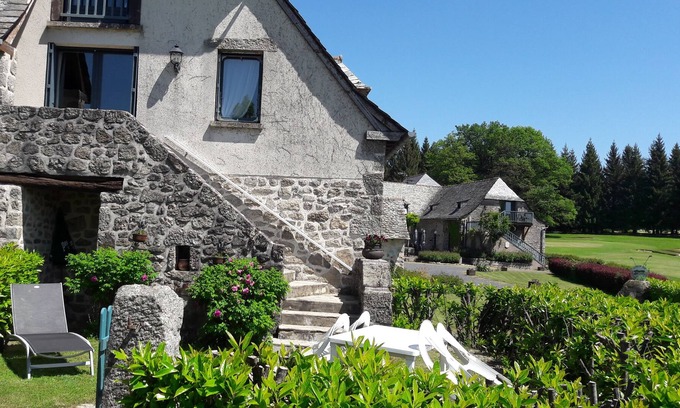 Montpeyroux House | Gîte 4 Pers Piscine au Domaine du Golf de Laguiole