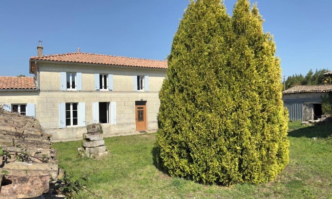 Saint-Yzan-de-Soudiac House | Gîte Terre d'Yzan - Large country house