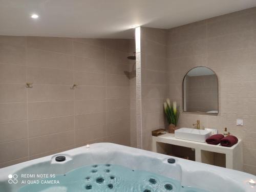 Saint-Maixent-sur-Vie Apartment | Gîtes des Colombières Piscine & Spa