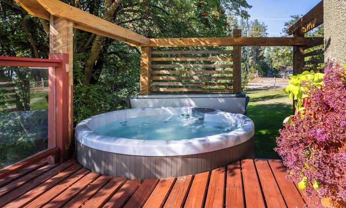 Vernon House | Gala House with views overlooking lakes and Vernon in North Okanagan