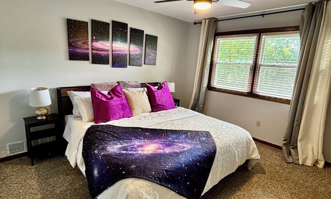 Aurora House | Galactic Oasis Wonderful 5 bedroom theme home, Wi-Fi, king beds and smart tvs