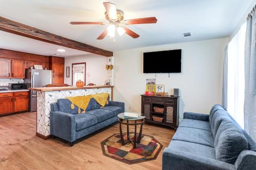 Oxford House | Game Day Getaway! Home with Yard, 4 Mi to Ole Miss