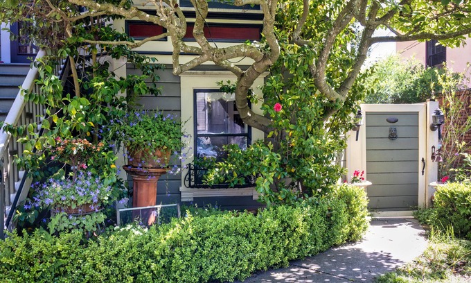 Gold Coast Apartment | Garden Apartment Located in a Wonderful Old Victorian Home