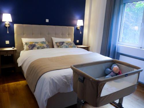 Amarousion Apartment | Garden Apartment next to the Mall -Private Parking
