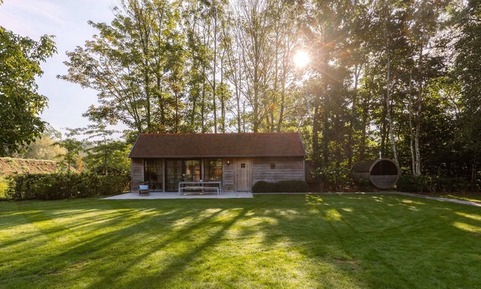 Oostkamp Ski Chalet | Garden chalet with wood sauna near Bruges