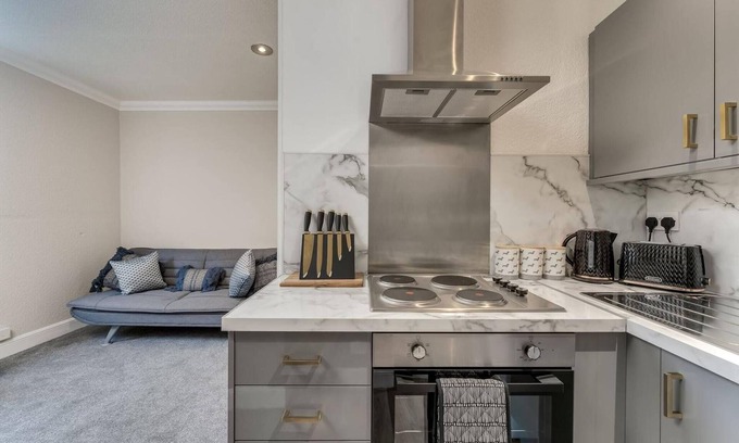 Alexandria Apartment | Garden Flat - Stylish - Modern Flat - Near Balloch