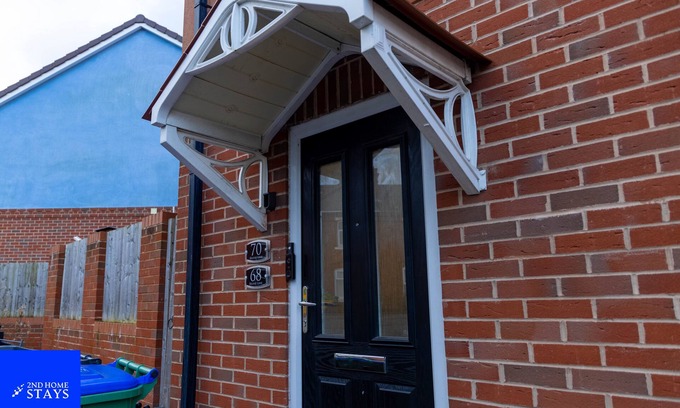 West Bromwich Apartment | "Gateway to Birmingham: Find Your Comfort Zone at 2ndHomeStays-West Bromwich!"