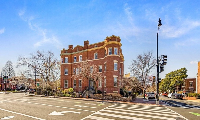 Stanton Park House | Gay Friendly Grand Corner Home 3 blocks to Cap