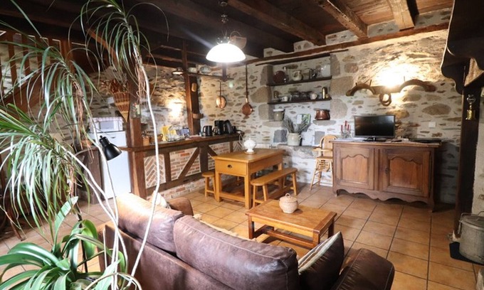 Sansac-de-Marmiesse Cottage | Gite Sansac-de-Marmiesse, 1 bedroom, 3 persons