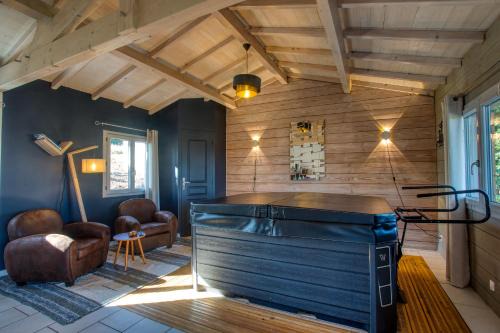 Saint-Cybranet Ski Chalet | gite&spa privatif interieur -le bois de la pause-
