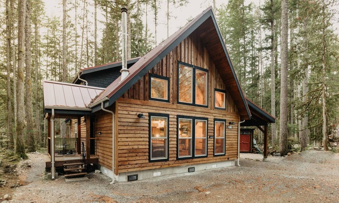 Warnick Cabin | Glacier Springs Cabin #39 - Hot Tub - Wi-Fi - Pets Ok